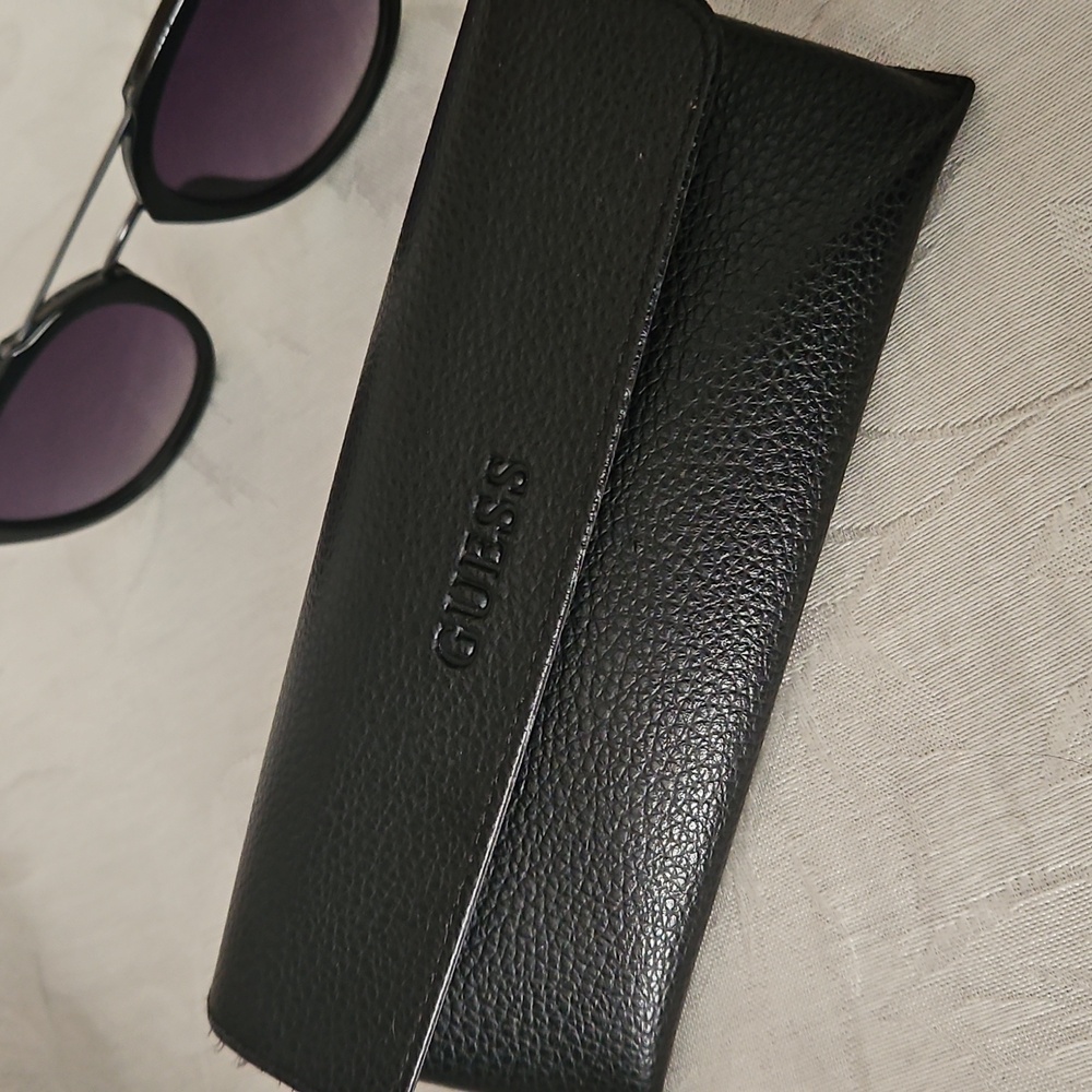 Guess Sunglasses With Case. - Picture 12 of 15